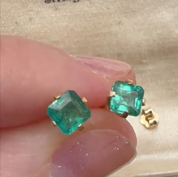 Elegant Natural Emerald Stud Earrings - Picture 3 of 11